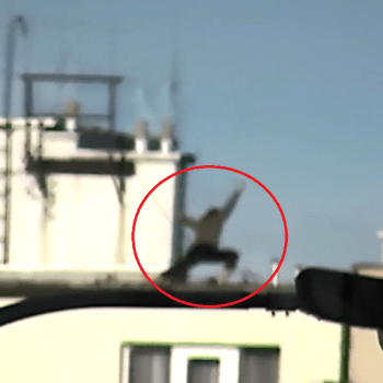 Dívka tančící na střeše vyděsila Pražany