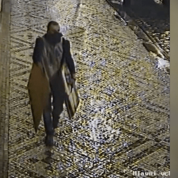 Policisté vyšetřují krádež obrazů z galerie v centru Prahy. Muž tam ukradl pět nejcennějších děl.