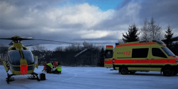 Vážný úraz na Klínovci: Chlapci lyže rozřízla nohu a silně krvácel, zasahoval vrtulník