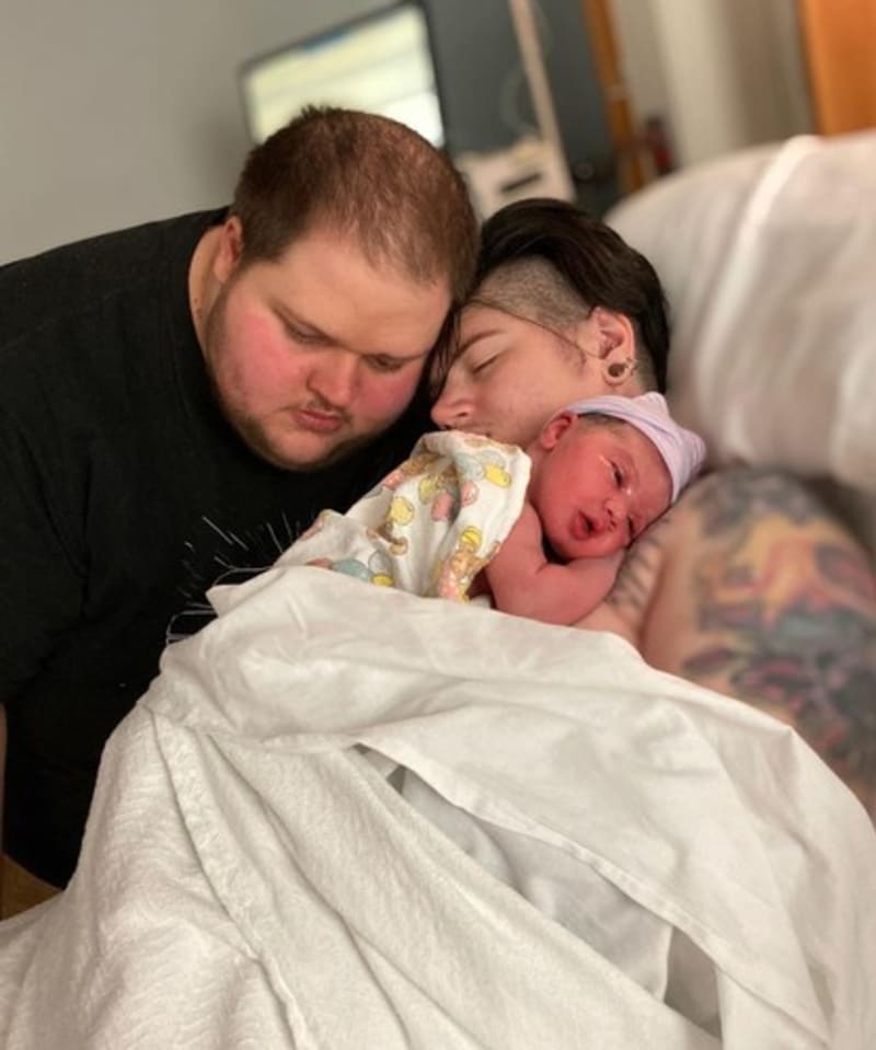Transgender Ash Patrick Schade porodil zdravou holčičku. Dívce dali spolu s manželem jméno Ronan. 