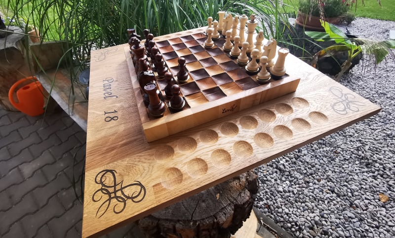 3D šachovnice pro kývající se figurky. Materiál: vlašský a černý americký ořech.