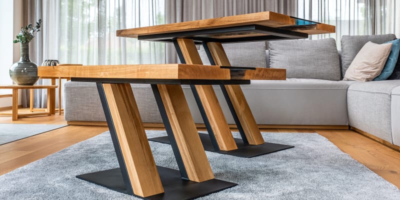 Dvojice dubových stolků v kombinaci dřevo, ocel, sklo.