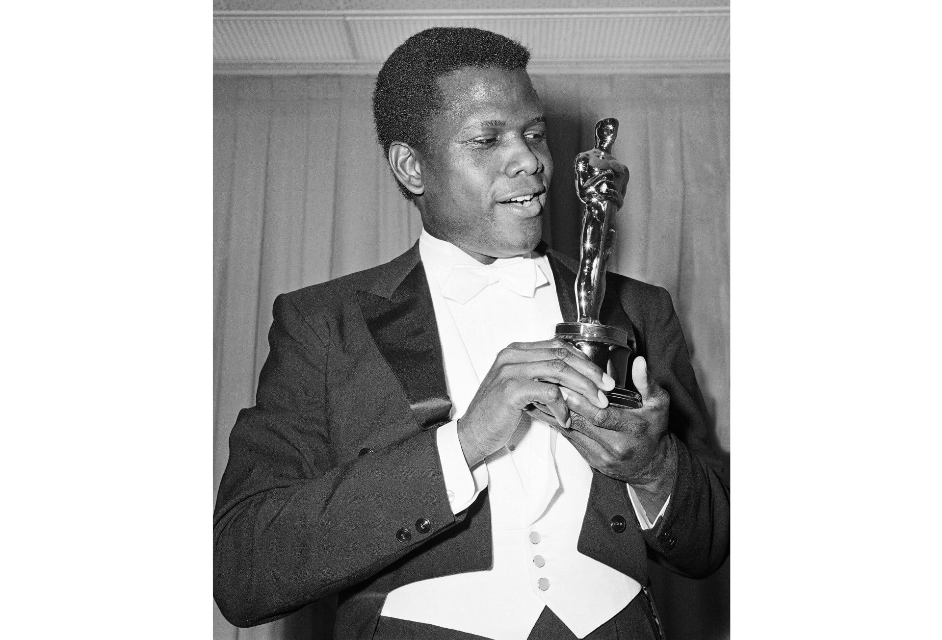 Sidney Poitier byl vůbec prvním černošským hercem, který byl oceněn Oscarem. (1964)