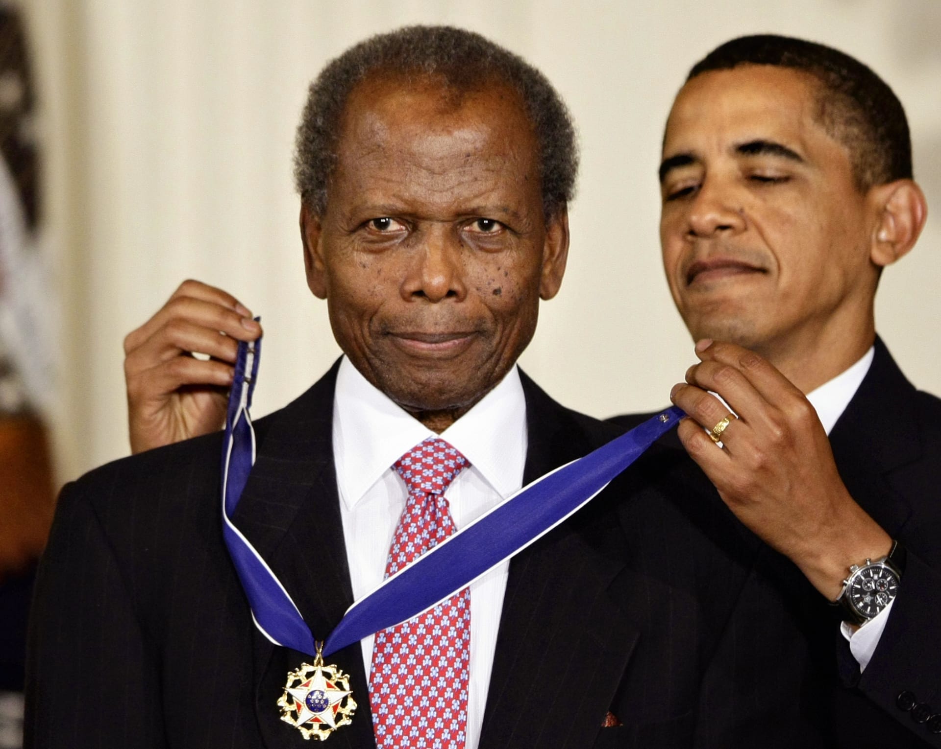 Sidney Poitier dostává od Baracka Obamy Prezidentskou medaili svobody. (2009)