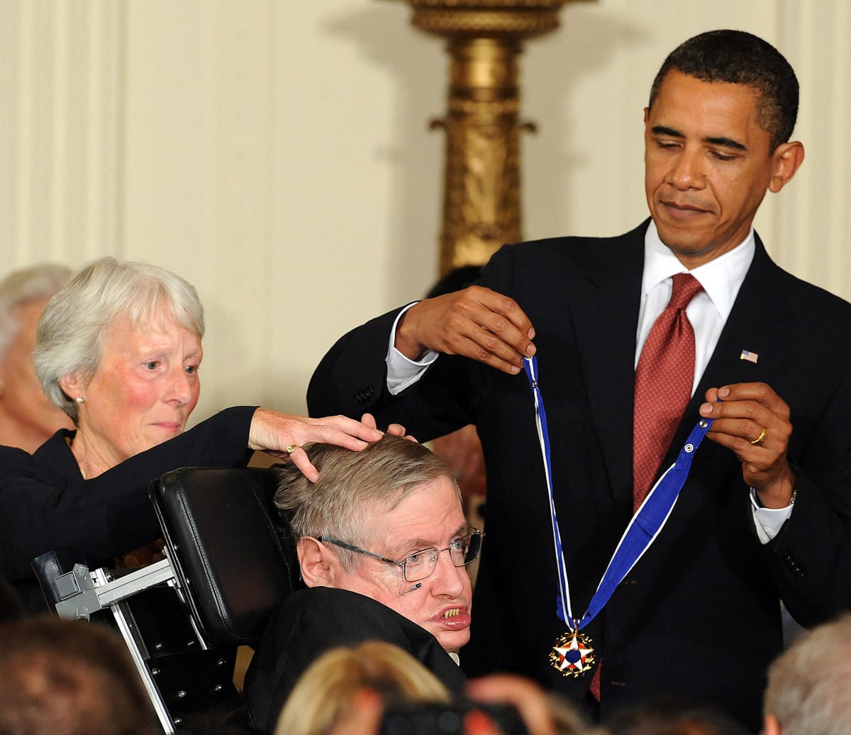 Stephen Hawking se dočkal několika významných ocenění, mimo jiné i z rukou amerického prezidenta Baracka Obamy.