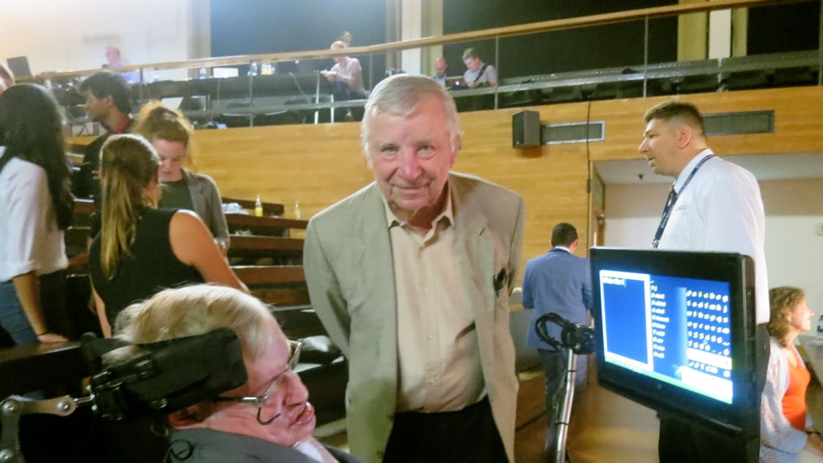 Jiří Bičák při jednom ze setkání s legendárním vědcem Stephenem Hawkingem.