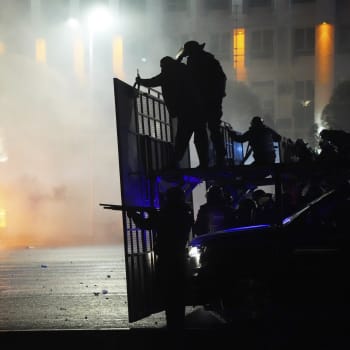 Střety mezi demonstranty a policií s armádou probíhaly v Almaty několik dní. 