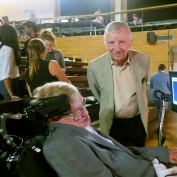 Jiří Bičák při jednom ze setkání s legendárním vědcem Stephenem Hawkingem.
