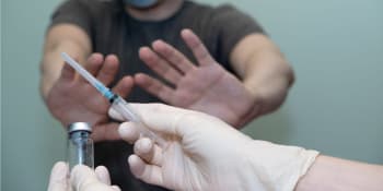 Někteří lékaři i studenti brojí proti očkování. Snažíme se chránit ohrožené, říká Válek