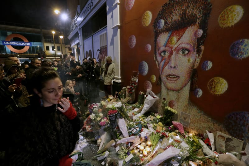 Lidé v lednu roku 2016 uctívali památku zesnulého Bowieho.