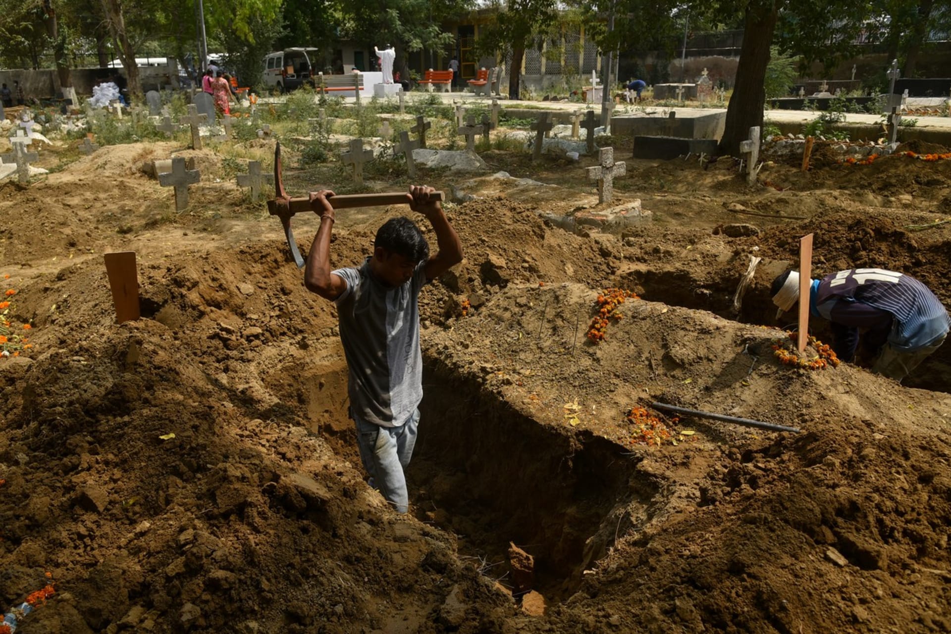 Indický muž kopající hrob (duben 2021).