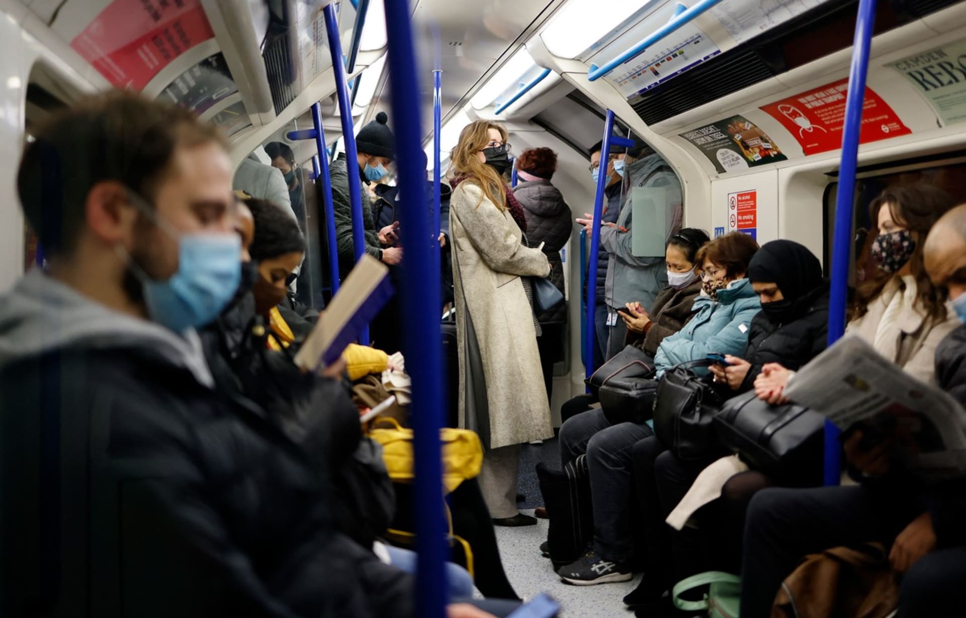 Cestující v londýnském metru