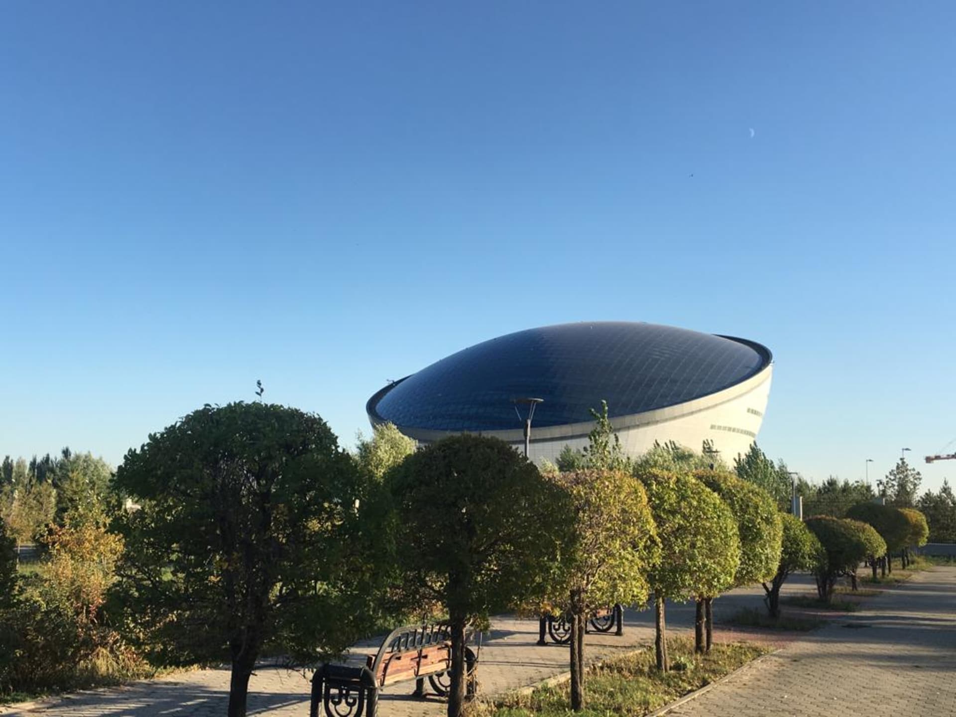 Knihovna připomínající talíř UFO