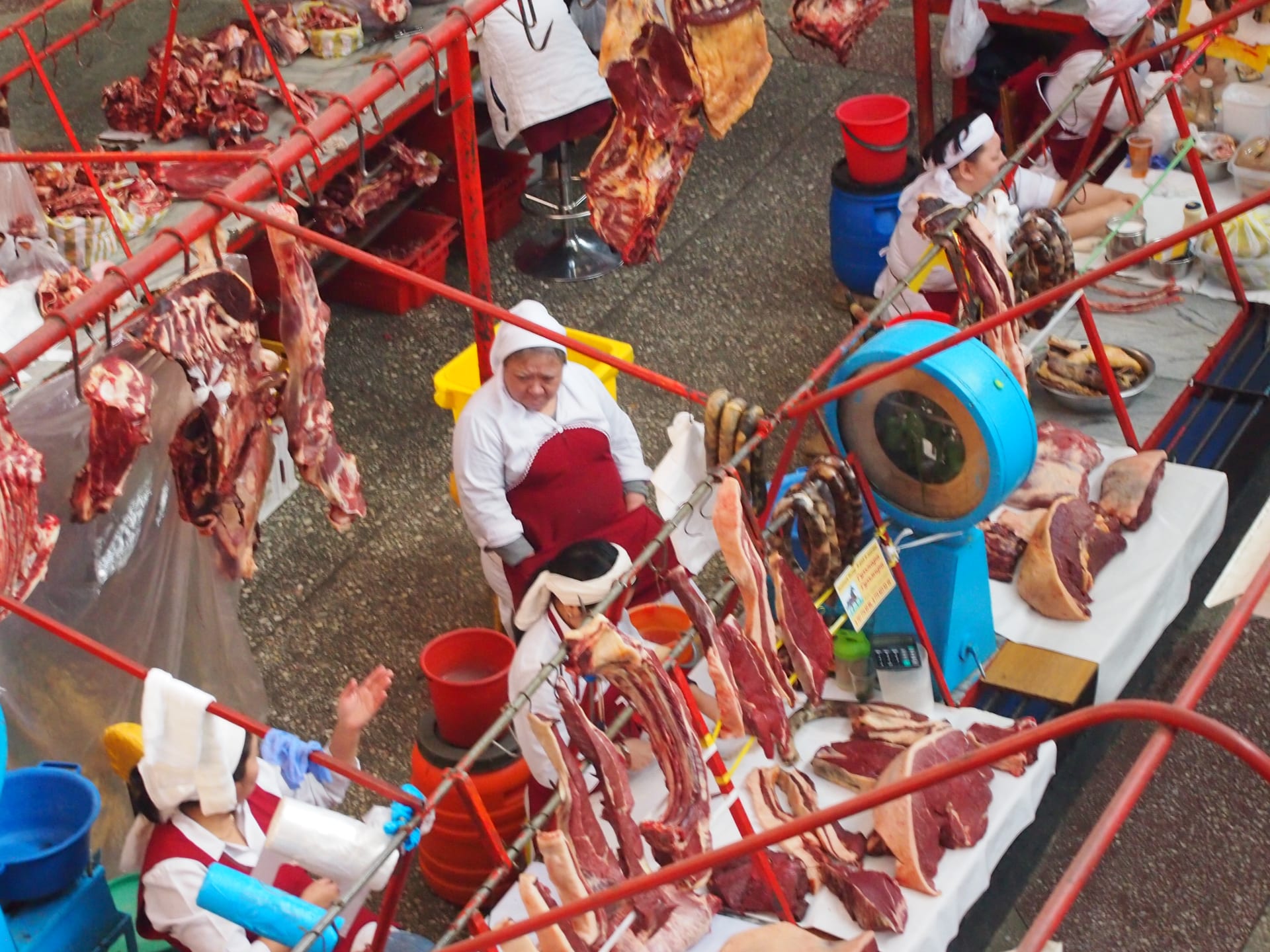 Trh v Almaty. Nejvíce pokrmů má jako základ koňské maso.