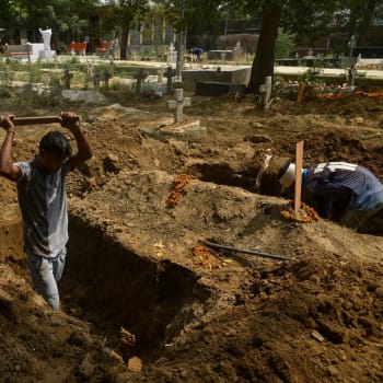 Indický muž kopající hrob (duben 2021).