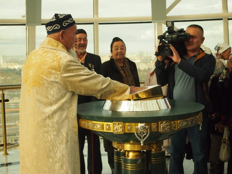 Všichni si chtějí dát ruku do otisku dlaně exprezidenta Nazarbajeva.