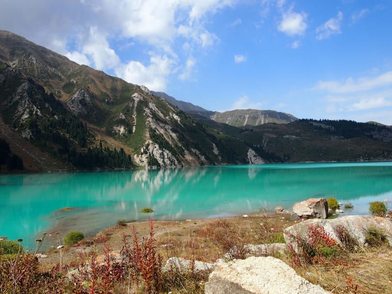 Almatinské jezero a jeho neuvěřitelná tyrkysová barva