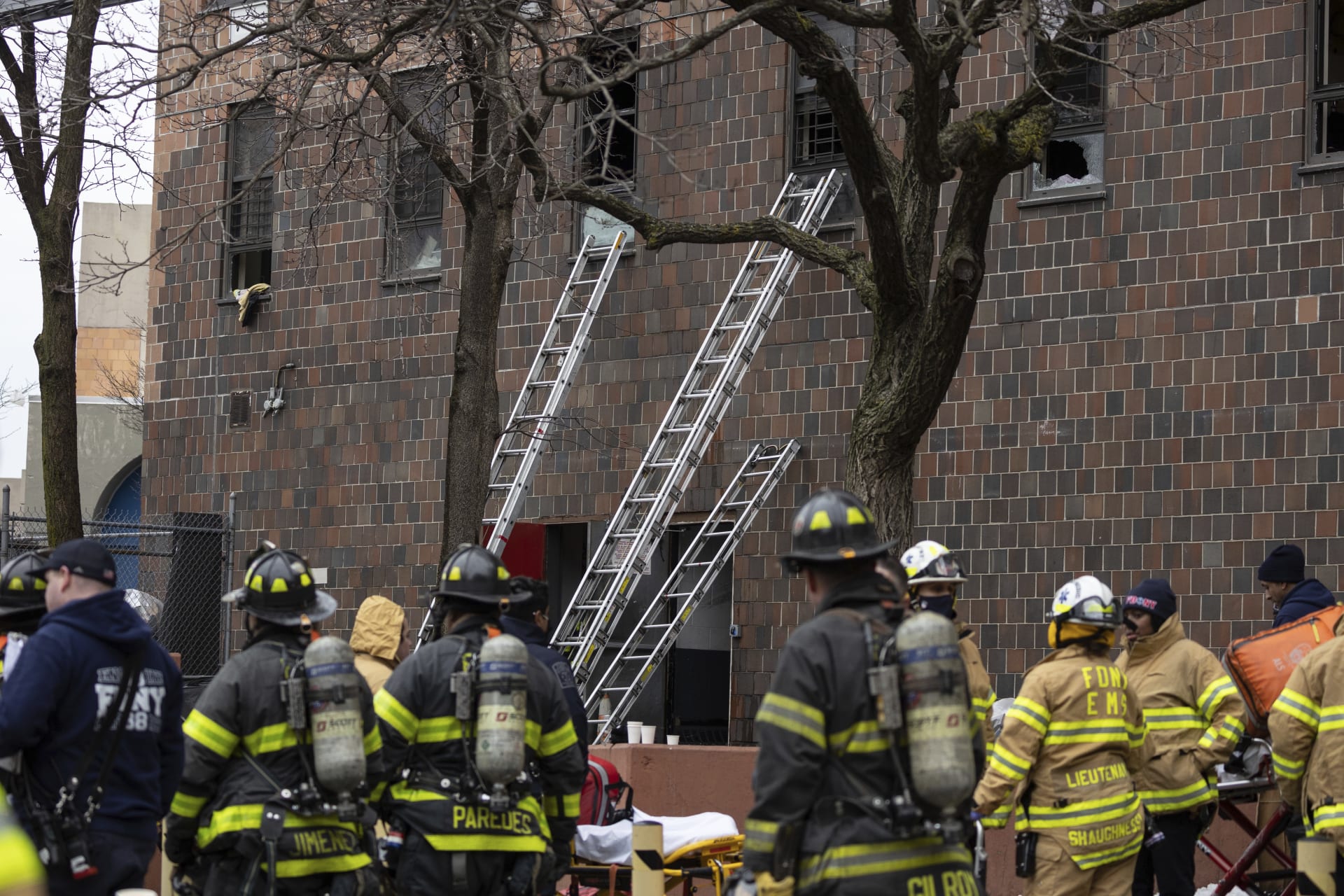 Tragédie v New Yorku. Při požáru bytu zemřelo téměř dvacet lidí včetně devíti dětí.