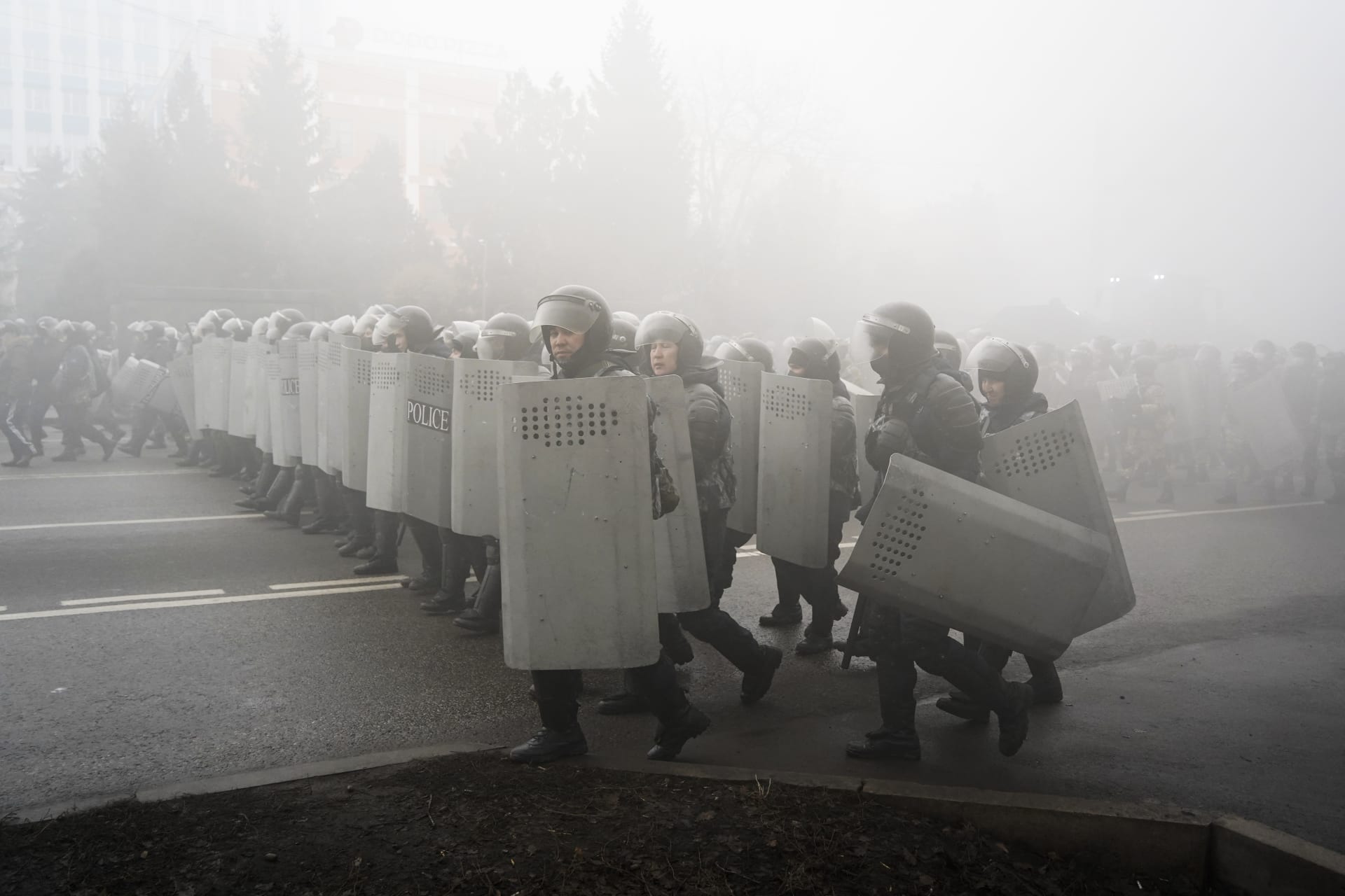 Bezpečnostní složky dostaly od kazašského prezidenta povolení střílet přímo do demonstrantů.