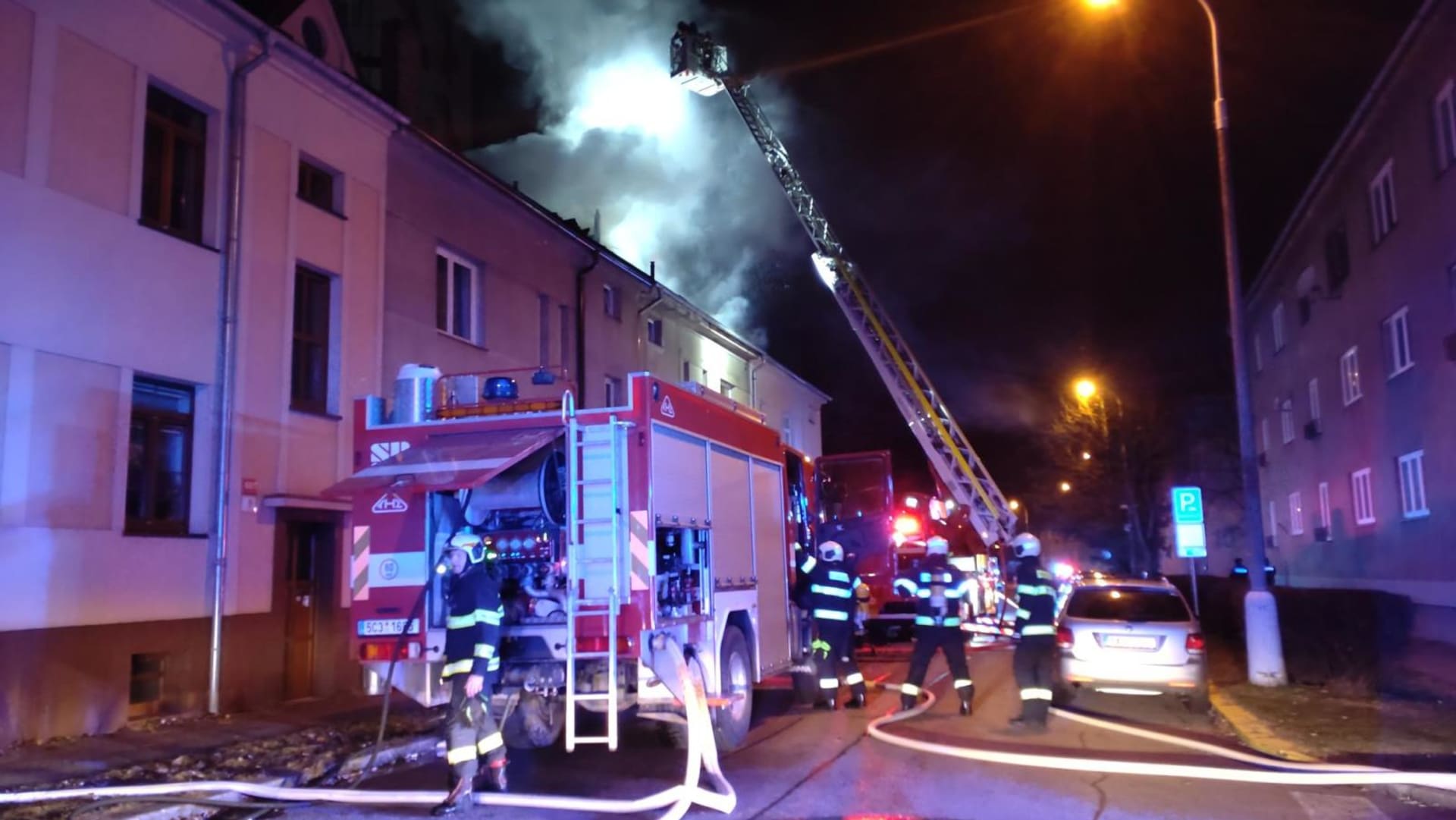 Škodu více něž milion korun způsobil v noci na dnešek požár střechy domu v Českých Budějovicích