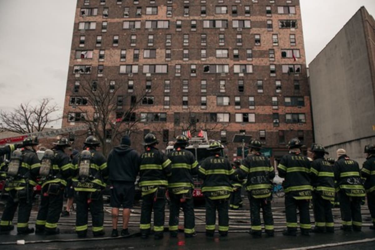 Tragédie v New Yorku. Při požáru bytu zemřelo téměř dvacet lidí včetně devíti dětí