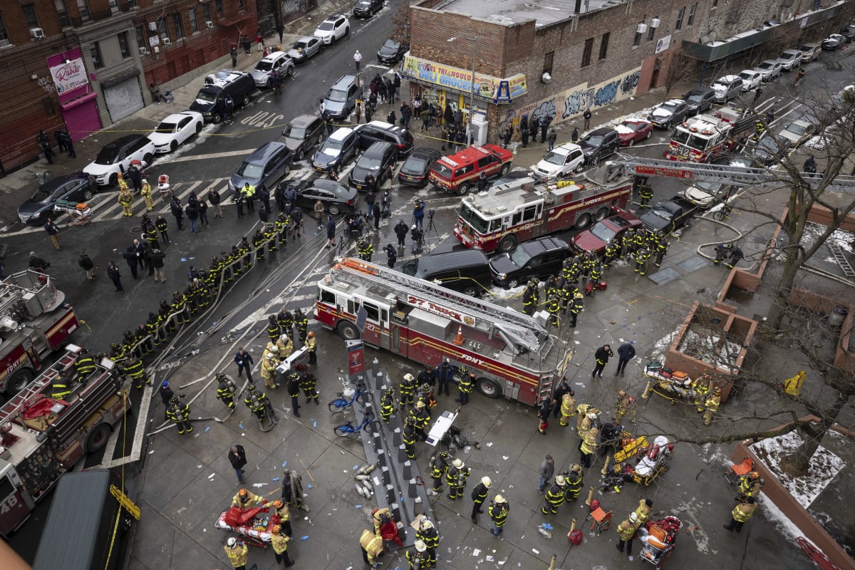 Tragédie v New Yorku. Při požáru bytu zemřelo téměř dvacet lidí včetně devíti dětí.