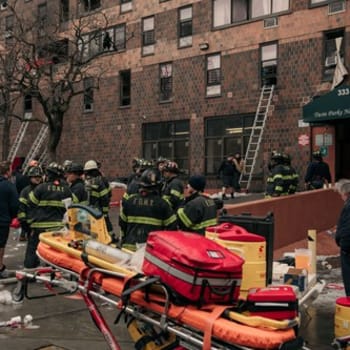 Při požáru bytu v newyorské čtvrti Bronx zemřelo 19 lidí včetně devíti dětí.