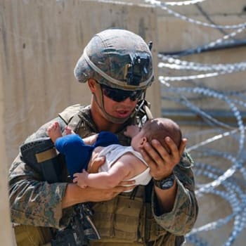 Voják s kojencem během převratu v Kábulu 