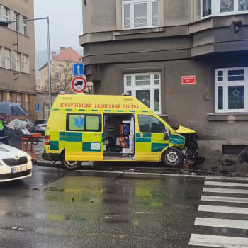 Nehoda záchranky v centru Děčína