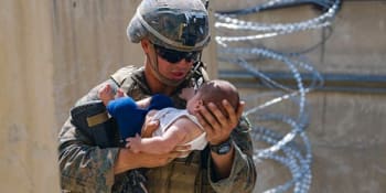Dojemný příběh z Kábulu. Při evakuaci otec předal miminko vojákovi, po půl roce se našlo