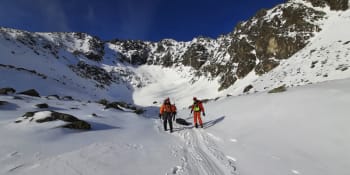 Pod lavinami v polských Tatrách zemřeli dva lidé. Jeden se utopil v jezeře, sníh prolomil led