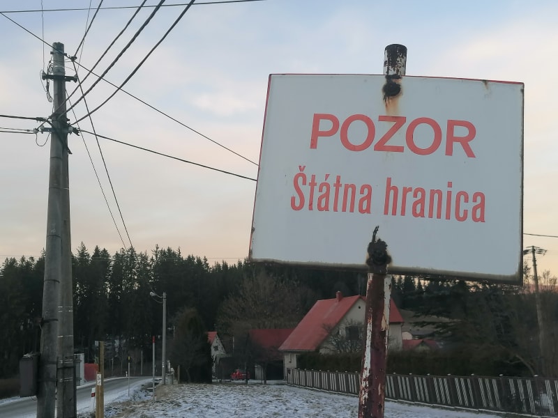 Podvečer na slovenské hranici v Beskydech, pátek 7. ledna.  Za hraničním kamenem leží obec Klokočov, v níž se zatím plně naočkovalo jen 33 procent obyvatel. Nedůvěra k vakcíně je tu obrovská.