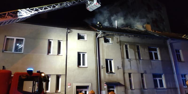 Škodu více něž milion korun způsobil v noci na dnešek požár střechy domu v Českých Budějovicích