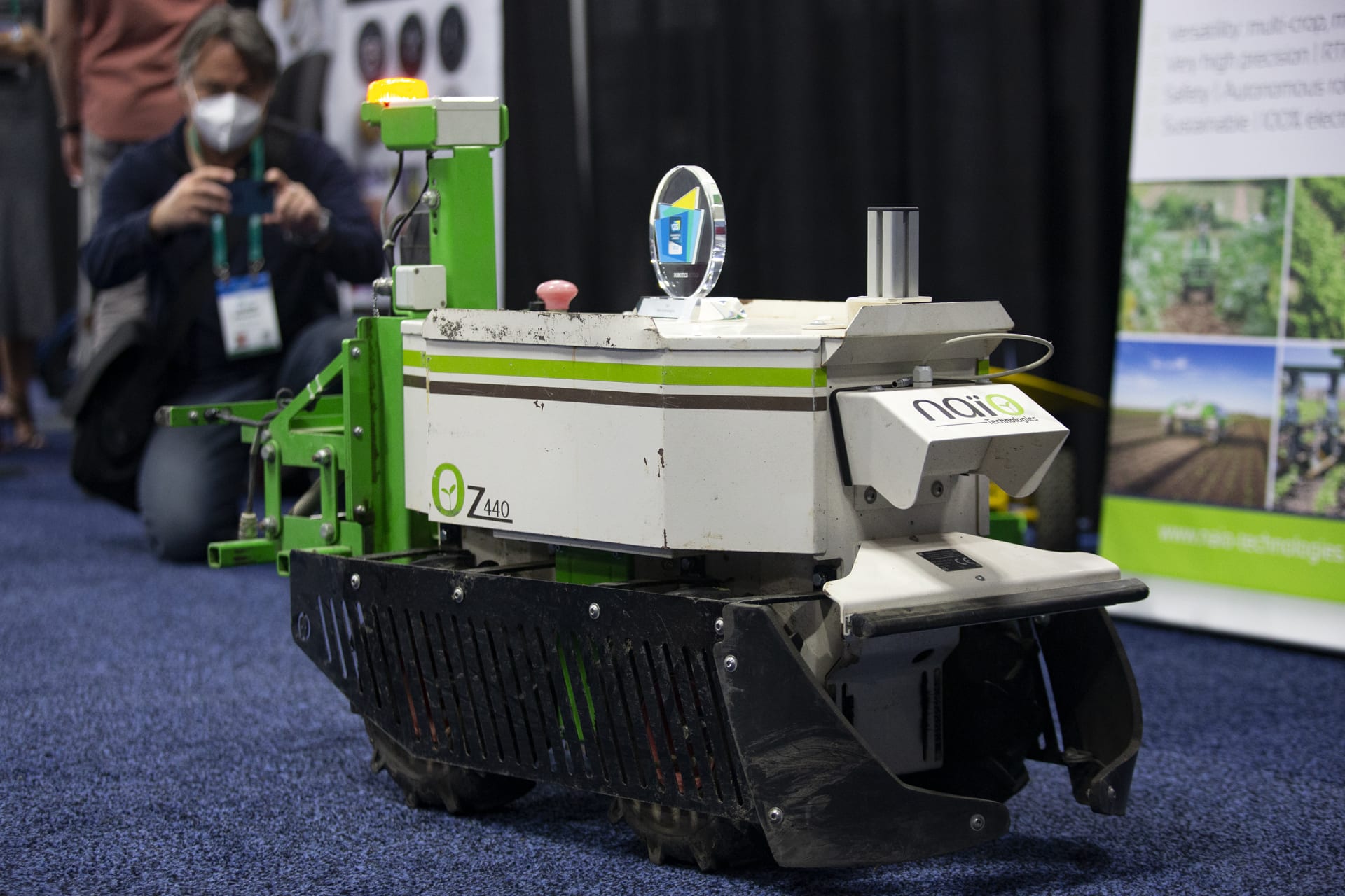 Zemědělský robot Oz má pomoct s nedostatkem pracovní síly na polích a uvolnit ruce přetíženým hospodářům. Dokáže zorat půdu i zasévat semínka plodin.