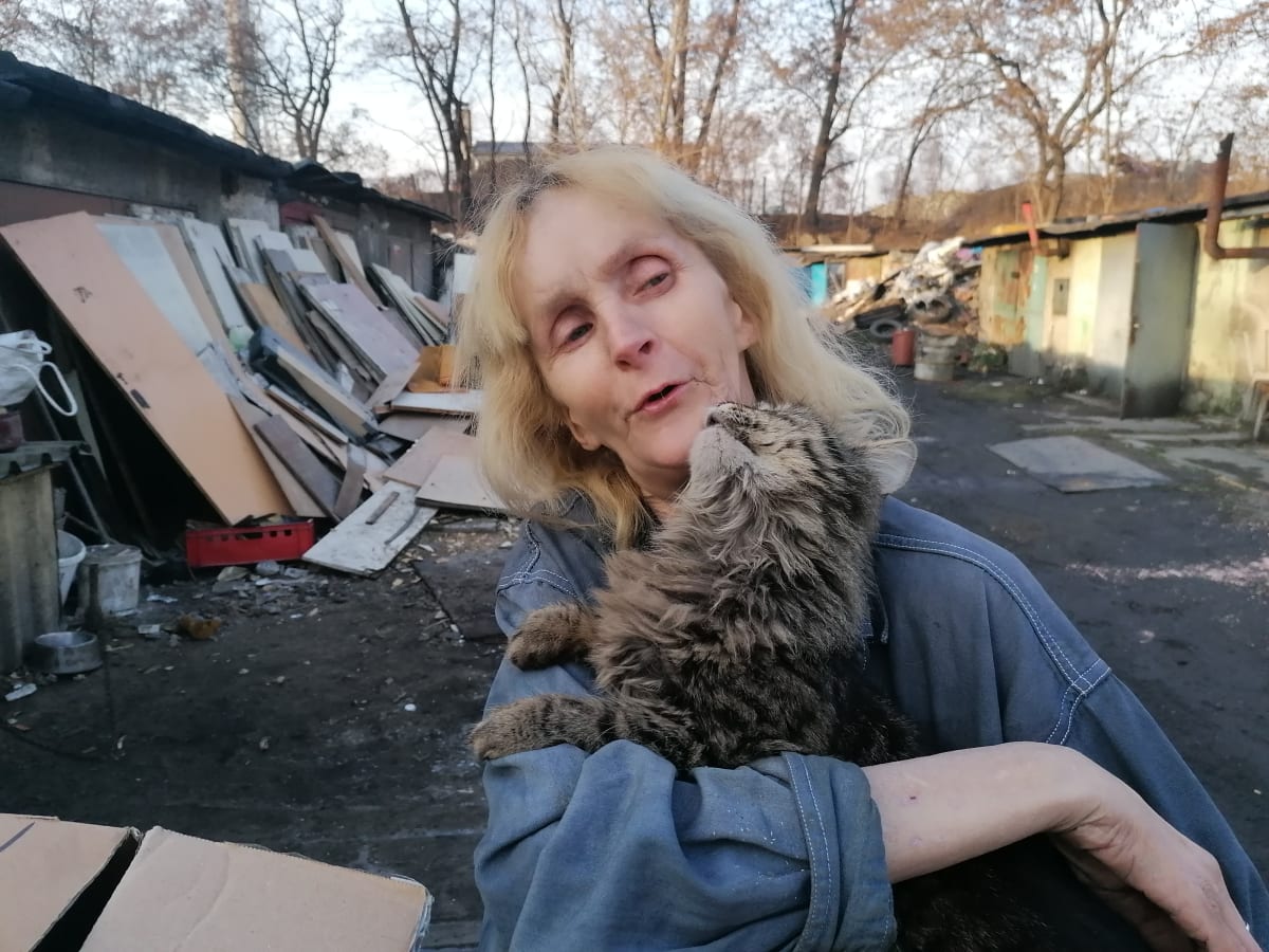 Dagmar Paláková, která už 15 let žije mezi bezdomovci v garážích v Ostravě-Mariánských Horách, v pondělí 10. ledna převzala další balík od čtenářů CNN Prima NEWS. 