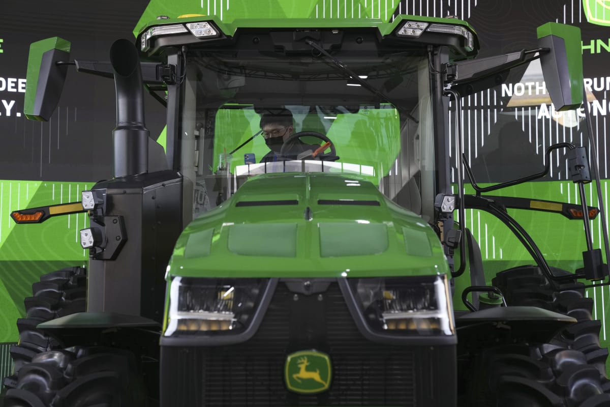 Autonomní traktory jsou prý otázkou času. S prvním kouskem chce přijít na trh společnost John Deere.