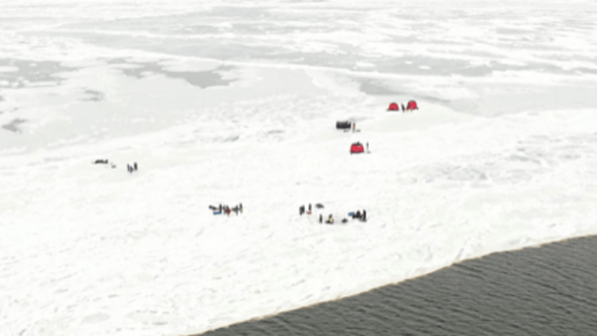 Skupina lidí uvízla na ledové kře, zachránili je daleko od břehu. 