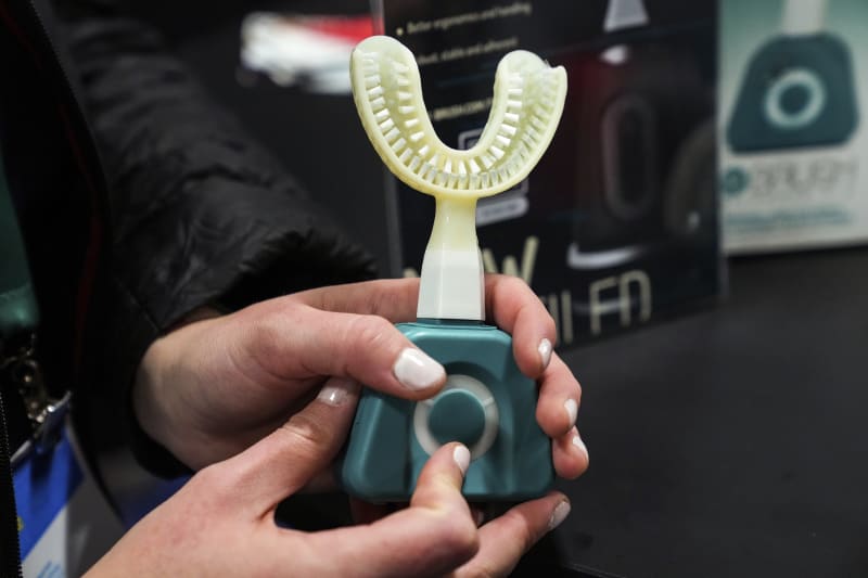 Fasteesh Y-Brush je prototyp speciálního zubního kartáčku, který údajně umí vyčistit celý chrup během pouhých deseti vteřin.