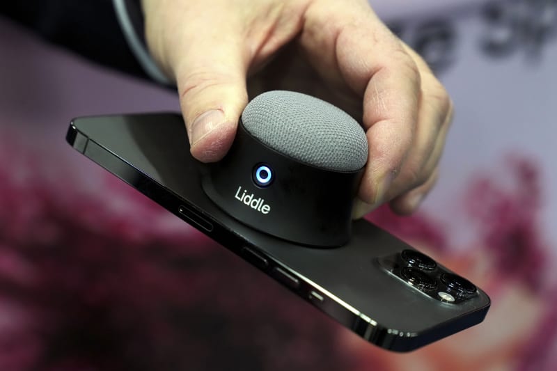 Malý repráček Liddle Bluetooth Speaker má v sobě magnet, kterým se může připojit k mobilu přes nabíjecí plochu telefonu.