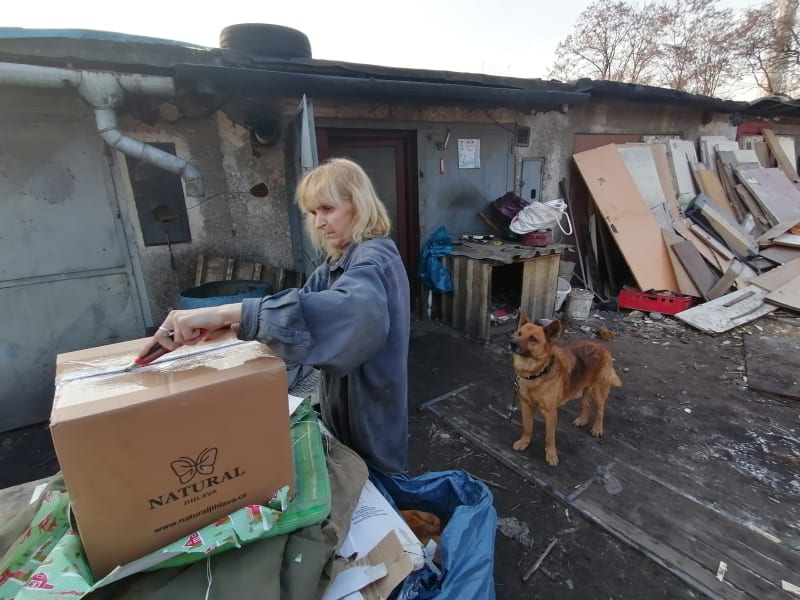 Dagmar Paláková, která už 15 let žije mezi bezdomovci v garážích v Ostravě-Mariánských Horách, v pondělí 10. ledna převzala další balík od čtenářů CNN Prima NEWS. 