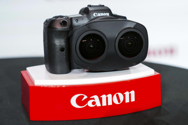 Canon představil kameru s dvojitým rybím okem, která má sloužit speciálně pro natáčení videí pro zařízení virtuální reality.