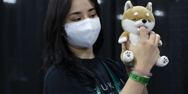 Plyšák Amagami Ham Ham umí jednu jedinou věc: sát prst. Podle výrobce má hračka pomoct zejména lidem trpícím úzkostí nebo osamělostí.