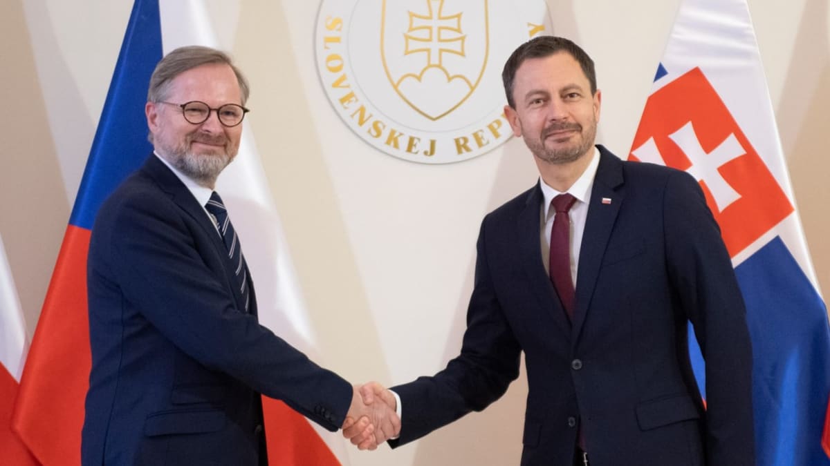 Český premiér Petr Fiala je na první zahraniční návštěvě na Slovensku. Setkal se se svým protějškem Eduardem Hegerem.