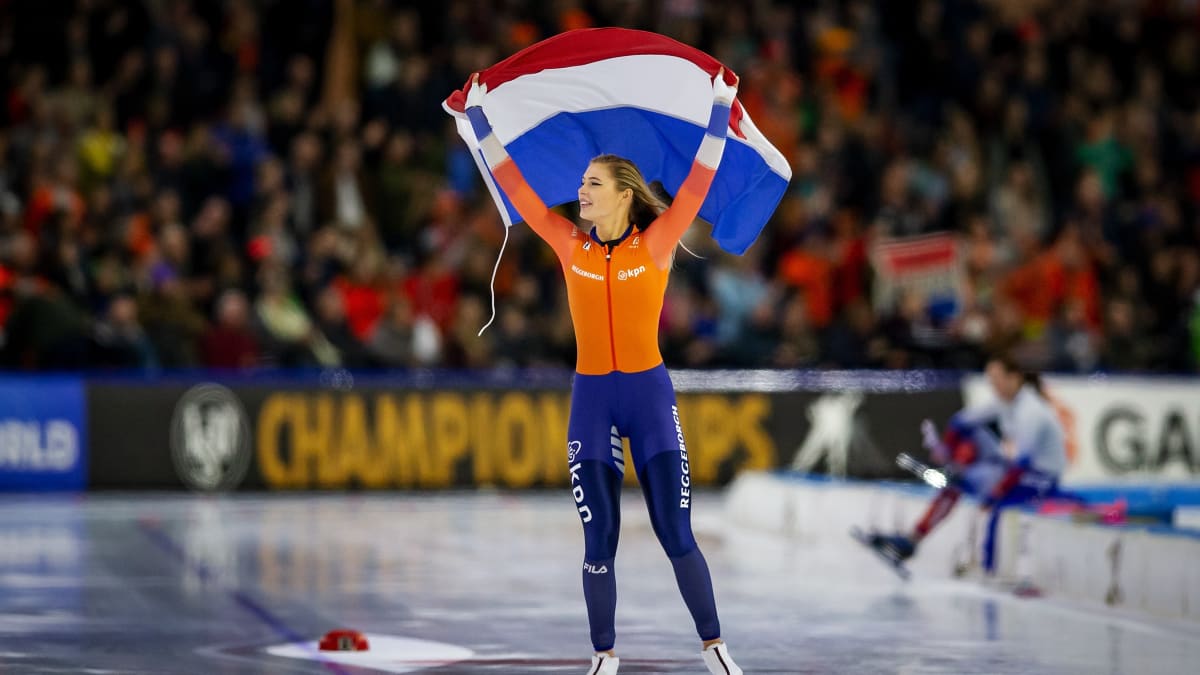 Nizozemští olympionici musí nechat své mobily doma kvůli obavám ze špionáže. Na fotografii je rychlobruslařka Jutta Leerdamová.