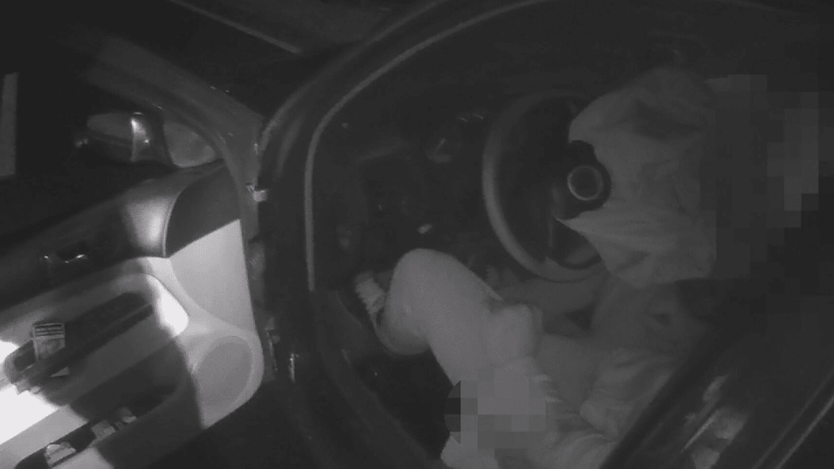 Muž na Náchodsku spal v křižovatce za volantem nastartovaného blikajícího auta. 