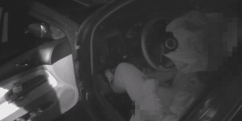 Opilý muž usnul v křižovatce v nastartovaném autě. Když ho policie probudila, chtěl ujet