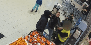 Zákazník zlomil ochrance v pražském obchodě čelist. Nechtěl si nasadit respirátor