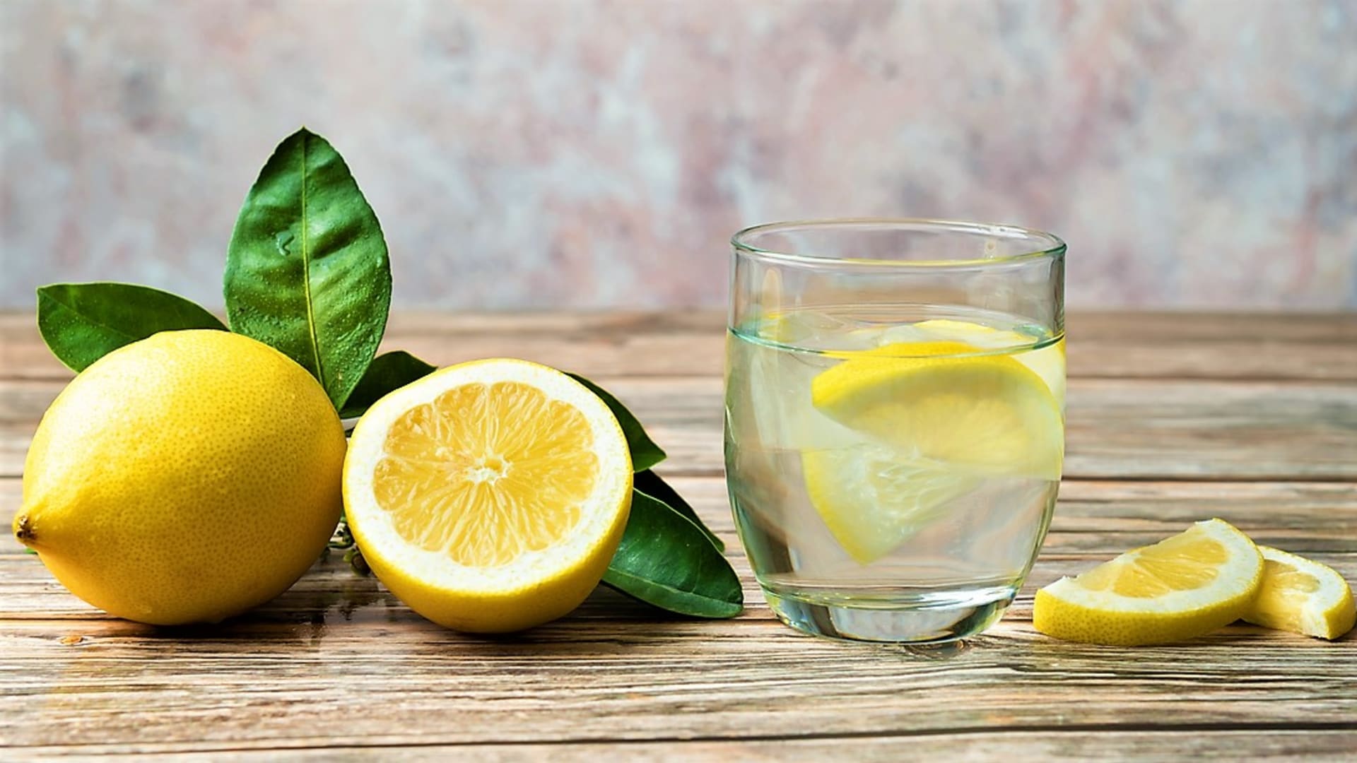  V poslední době je velkým hitem vypít po ránu sklenici vlažné vody s čerstvě vymačkaným citronem