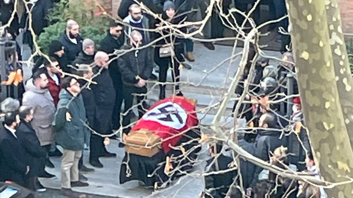 Extremisté při pohřbu zakryli rakev hákovým křížem.