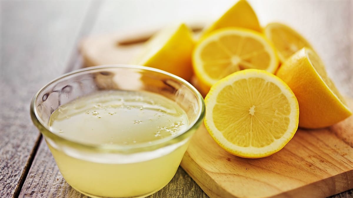 Ředěná citronová šťáva je dobrá při dně zaviněné kyselinou močovou nebo proti bolestem hlavy a špatnému spaní